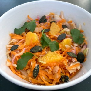 Salade de fenouil, carotte, daïkon, agrumes et graines de courge