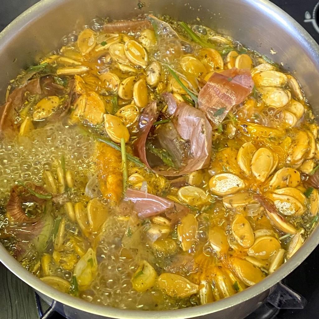Le bouillon pour la soupe au potimarron et au chou vert